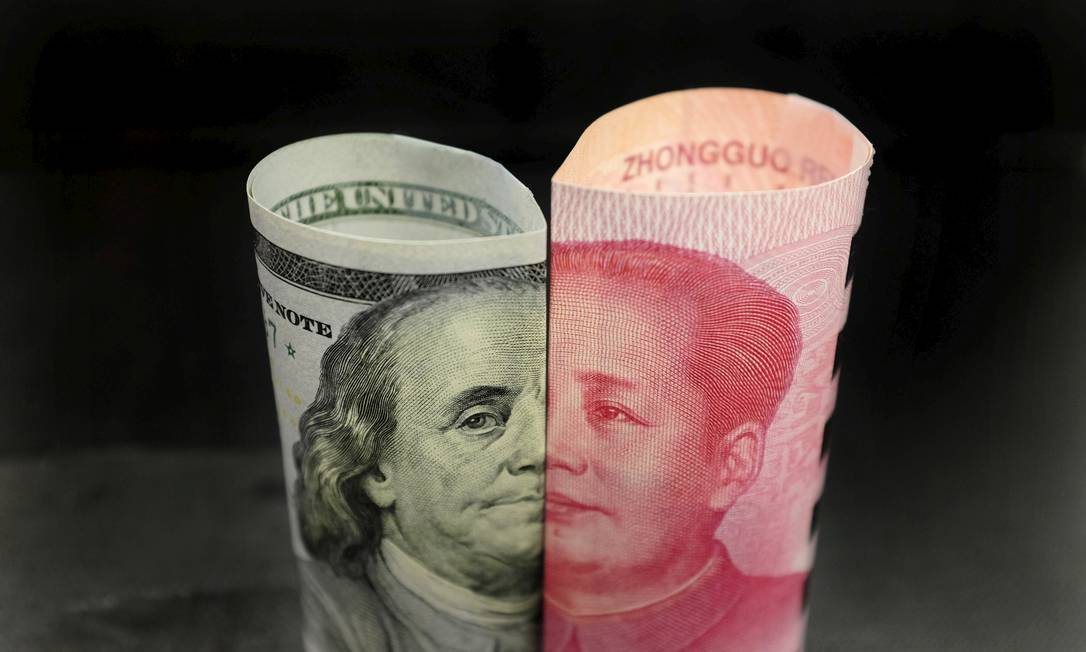Notas de dólar e yuan: o desafio da moeda chinesa diante da supremacia da divisa americana Foto: Jason Lee / Reuters
