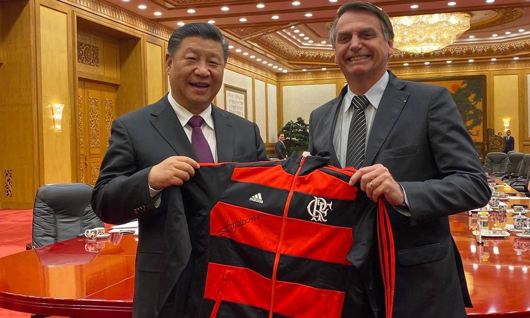 air Bolsonaro presenteia o presidente chinês, Xi Jiping, com agasalho do Flamengo Foto: Agência O Globo