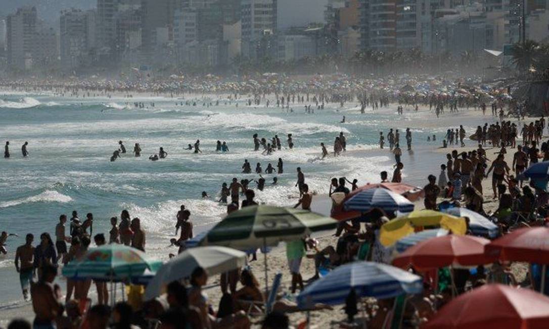 Praia do Arpoador, no Rio: 2020 terá mais feriados durante a semana Foto: Agência O Globo
