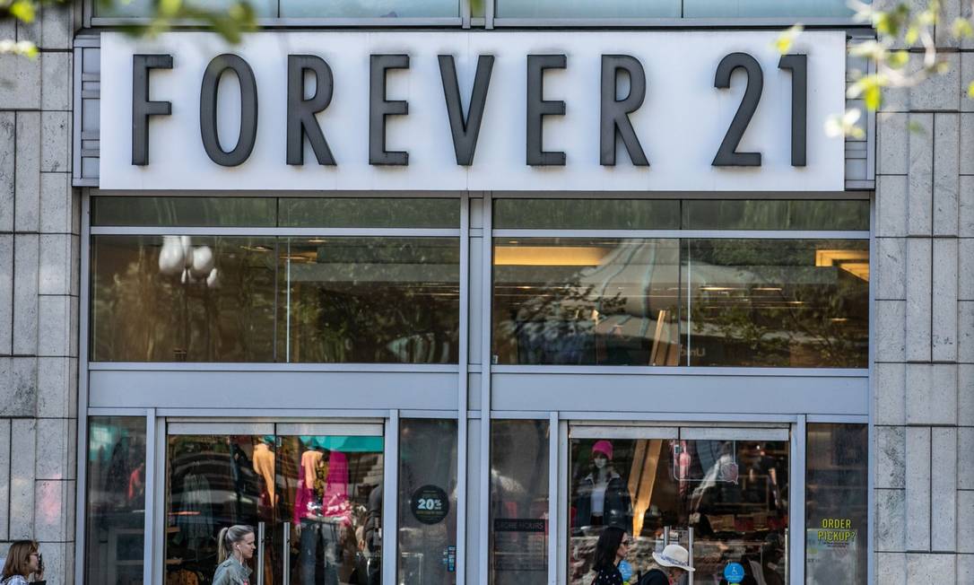 Pedestres passam em frente a uma loja da Forever 21 em Nova York Foto: Jeenah Moon / Bloomberg