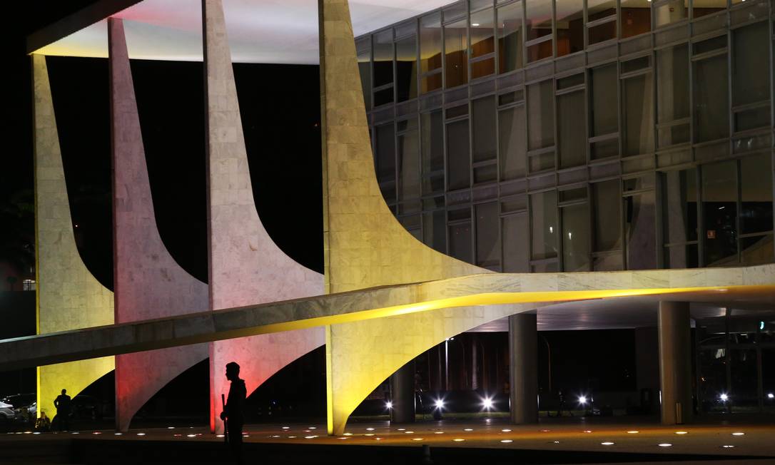 Fachada do Palácio do Planalto: Investidor está cobrando mais caro pela dívida do governo Foto: Ailton de Freitas / Agência O Globo