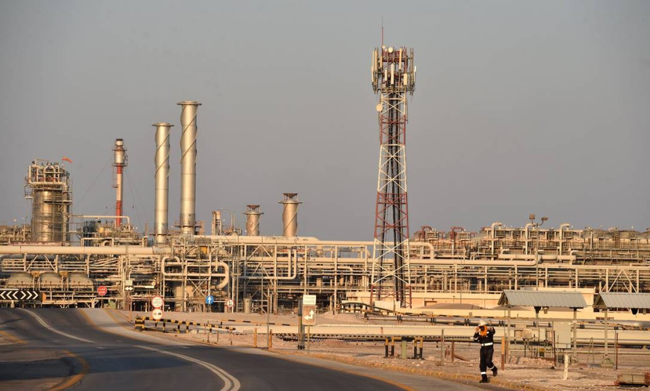 A estatal de petróleo Saudi Aramco levantou US$ 29,4 bilhões em 2019 na então maior oferta inicial de ações Foto: Fayez Nureld Ine / AFP