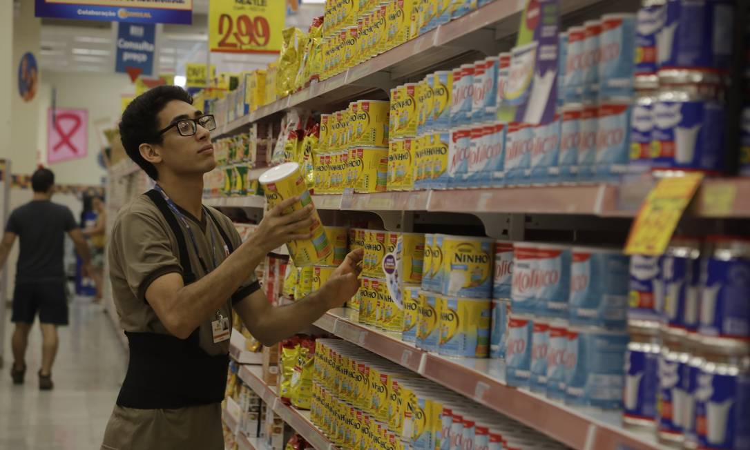 Depois do trabalho informal, como garçom e vigia, Israel Lima conseguiu vaga em uma rede de supermercados Foto: Custódio Coimbra / Agência O Globo