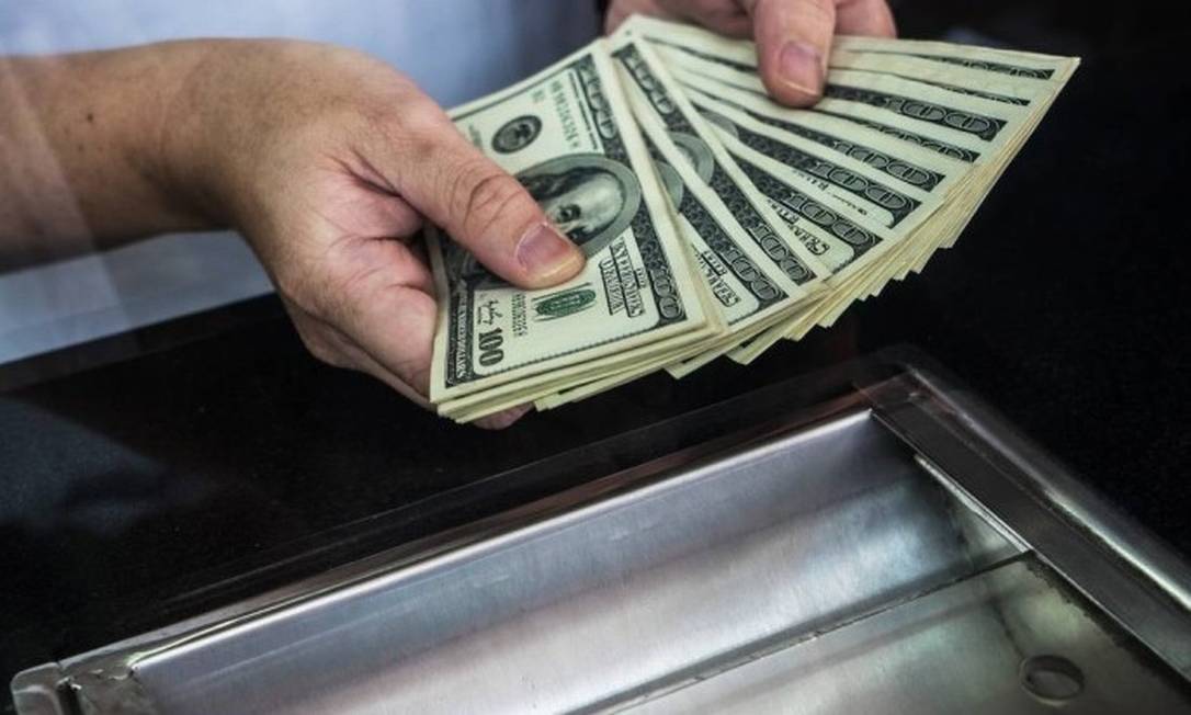 Dólar abre em baixa, após atingir barreira psicológica de R$ 4,20 no último pregão Foto: Bloomberg