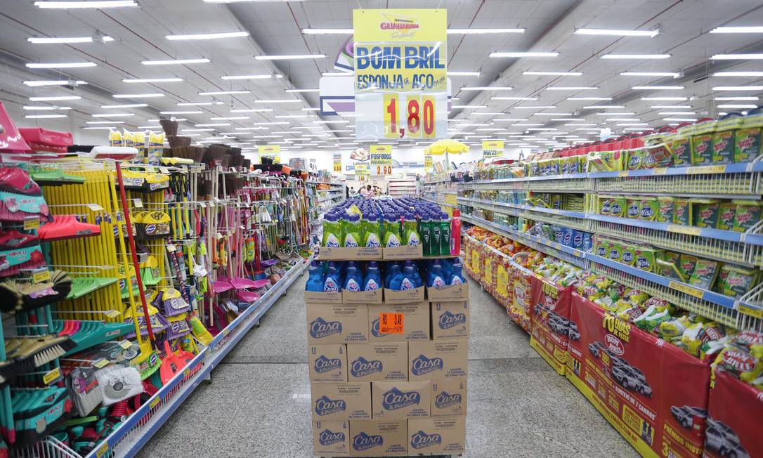 Produtos de limpeza em prateleiras de supermercado Foto: Márcio Alves / Agência O Globo