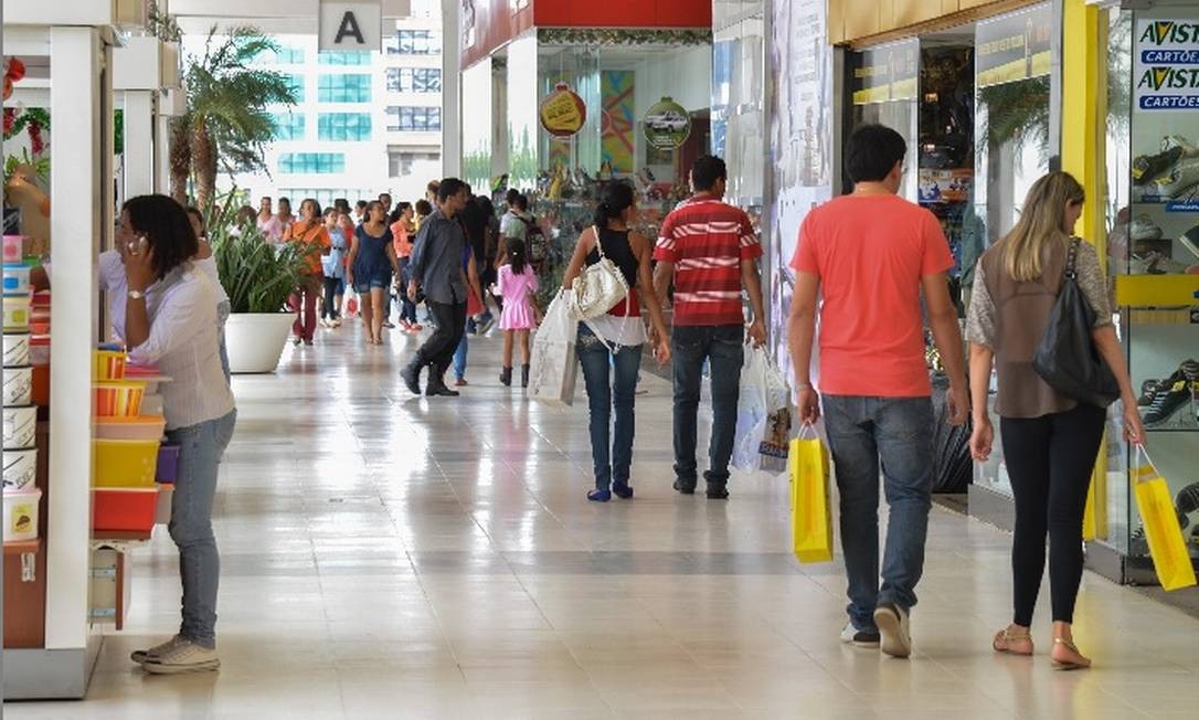 Consumidores fazem compra em shopping Foto: Valter Campanato- Agência Brasil