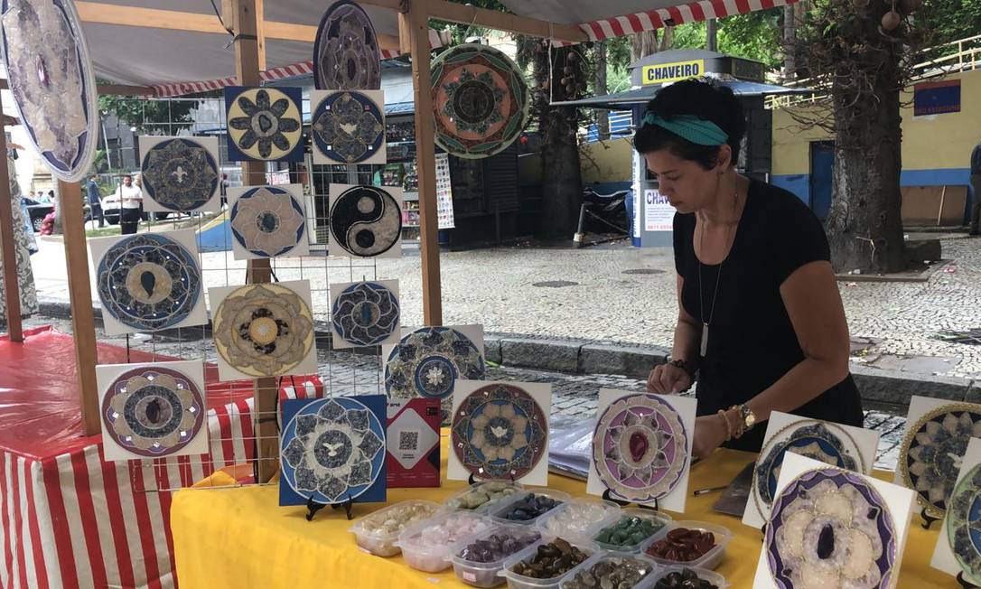 A artesã Elaine Oliveira, de 45 anos, vende mandalas em feiras e pelo Instagram. Operação on-line a atraiu Foto: Letycia Cardoso / Agência O Globo