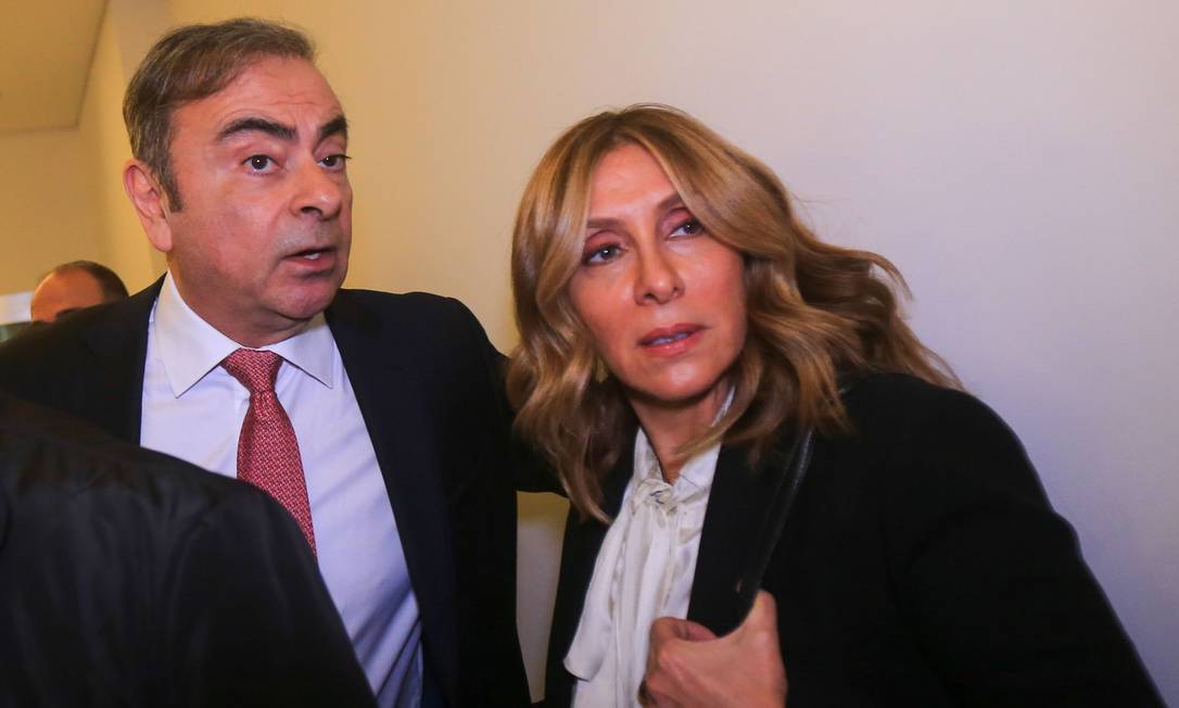 Carlos Ghosn (ao centro) chega com sua mulher Carole para a coletiva de imprensa em Beirute, quando explicou seus motivos para se fugir do Japão Foto: - / AFP