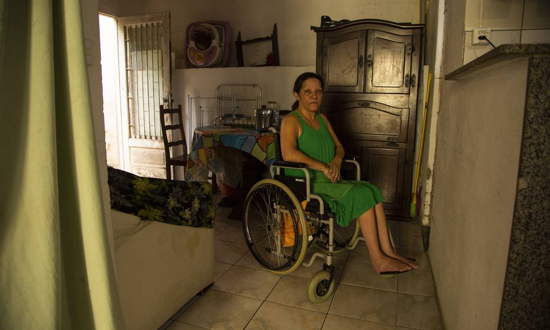 Glaucia Rocha, cadeirante, com dificuldades para ser periciada pelo INSS Foto: Gabriel Monteiro / Agência O Globo