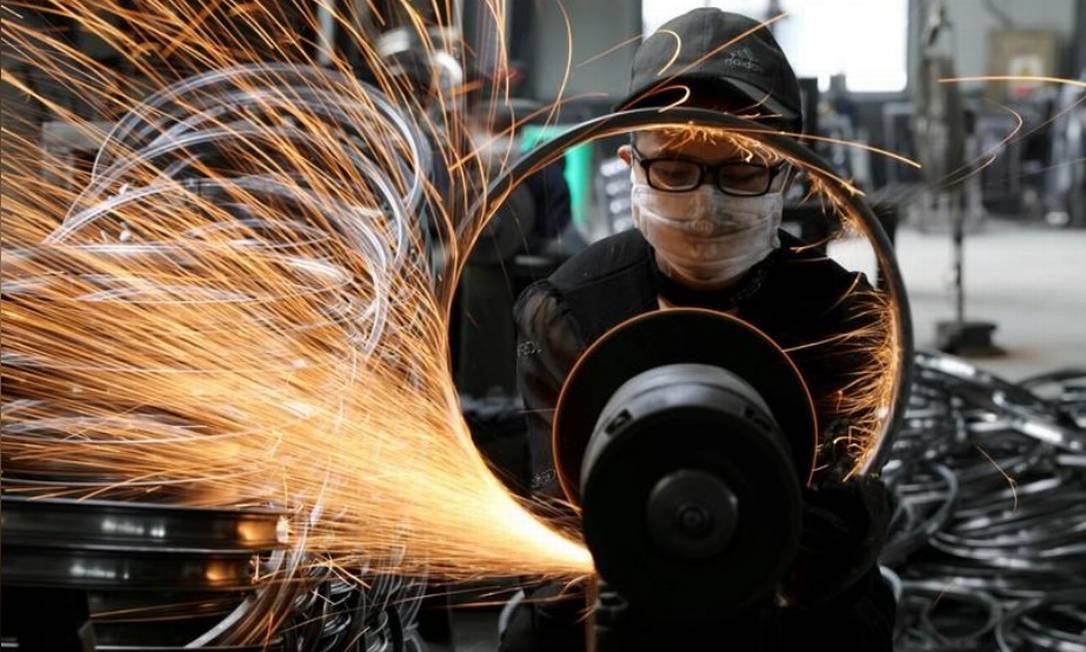 Trabalhador em fábrica na China Foto: Reuters