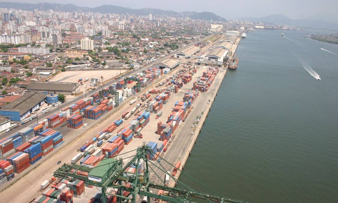 Porto de Santos, em São Paulo: queda nas exportações levaram país a ter rombo nas contas externas Foto: Agência Brasil