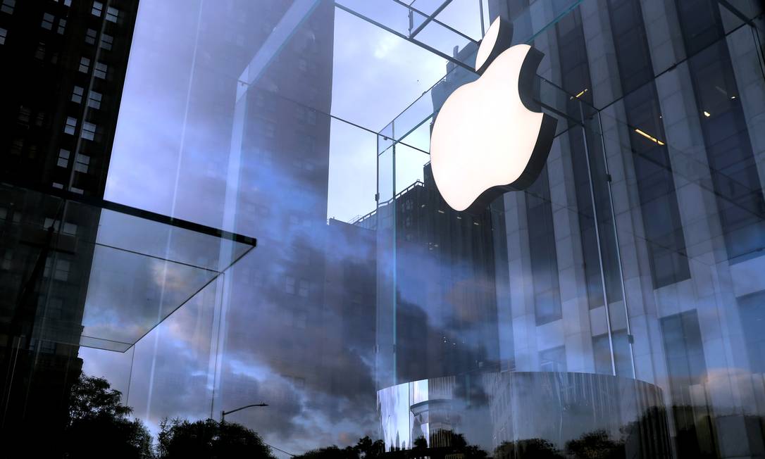 Logo da Apple na entrada daloja situada na 5ª Avenida, em Nova York Foto: Mike Segar / Reuters