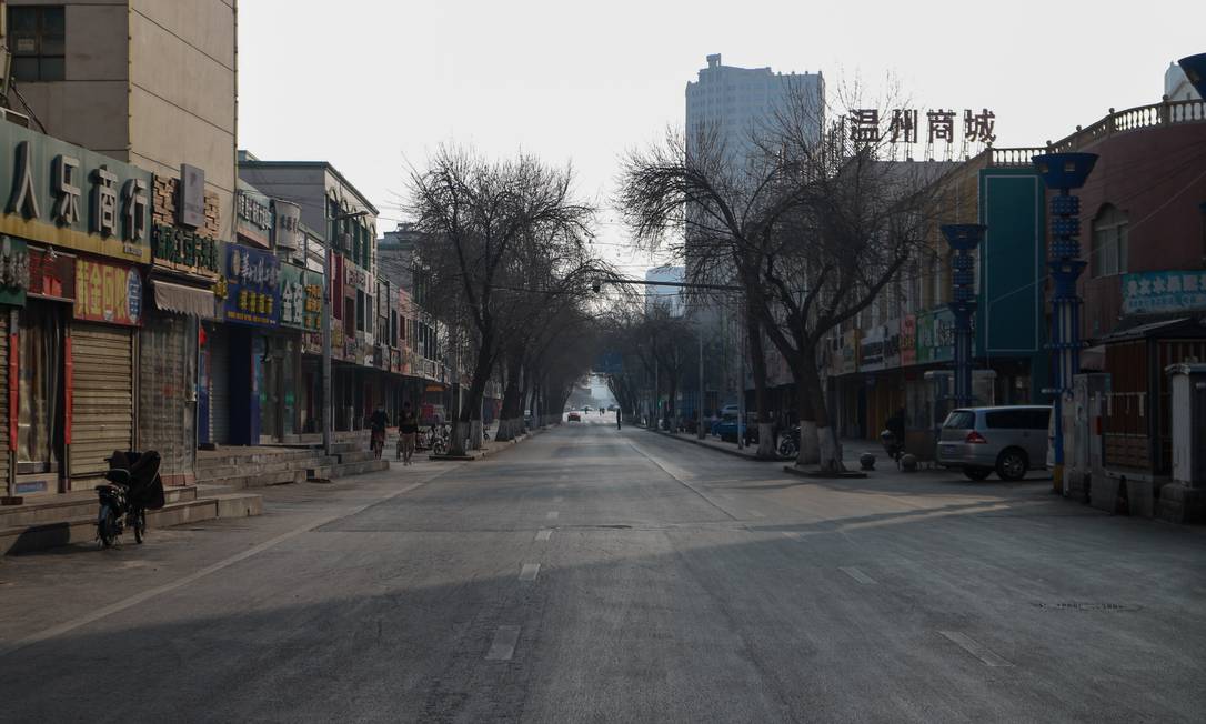 Ameaça do coronavírus faz os chineses permanecerem em suas casas, deixando fábricas, lojas e ruas vazias Foto: SOPA Images / Agência O Globo
