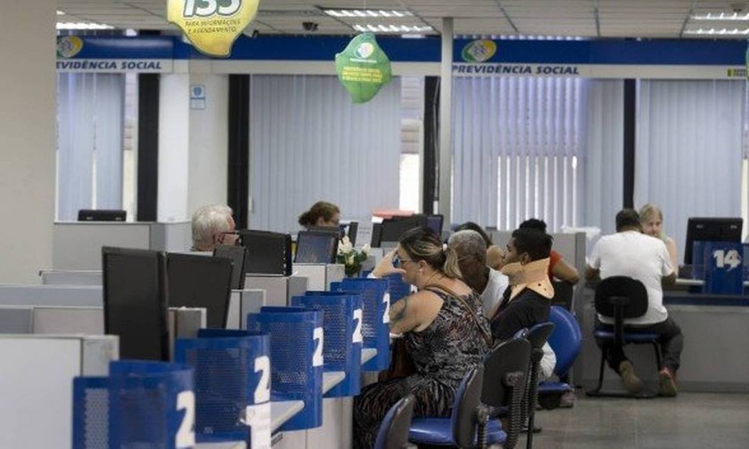 Aposentados poderão ser contratados temporariamente para reduzir fila no INSS Foto: Márcia Foletto / Agência O Globo