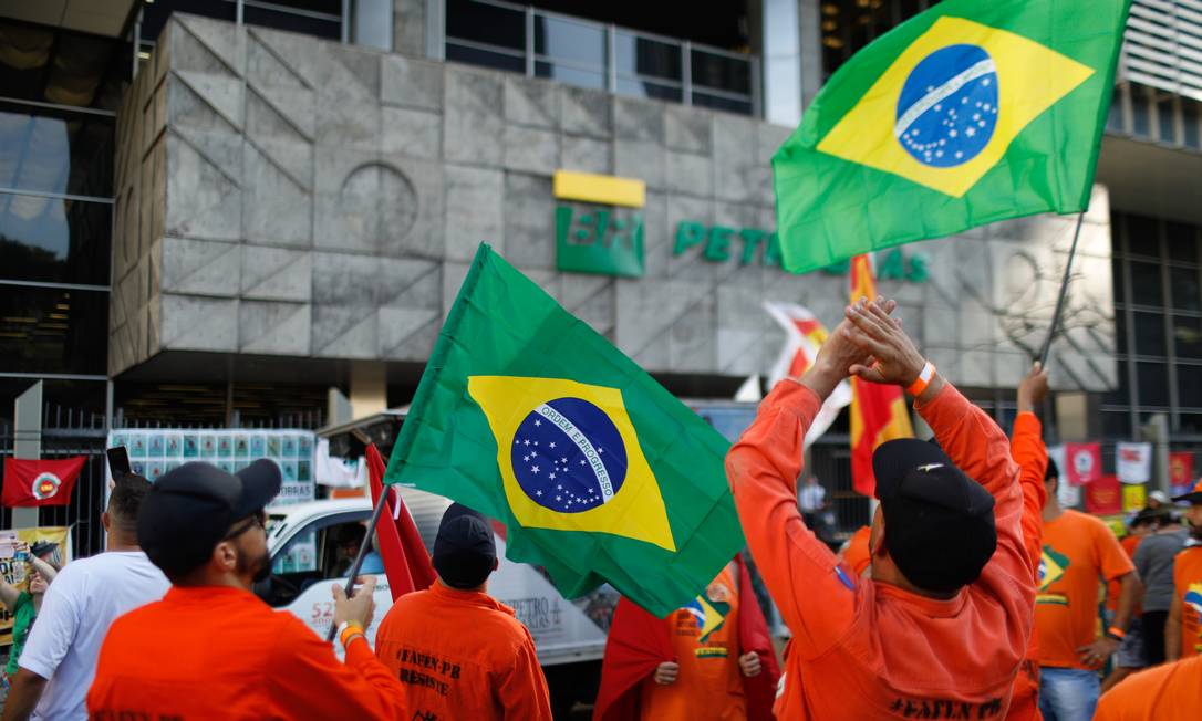 Manifestação de petroleiros na sede da Petrobras, no Rio Foto: Brenno Carvalho / Agência O Globo