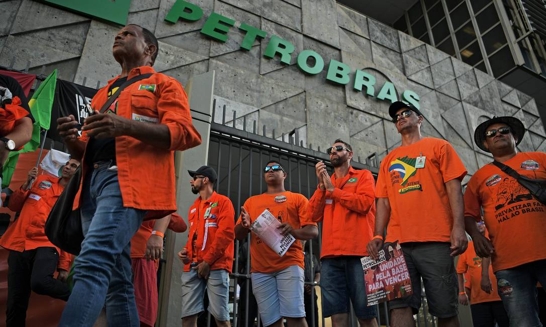 Petroleiros decidem nesta quinta-feira suspensão provisória da greve Foto: AFP