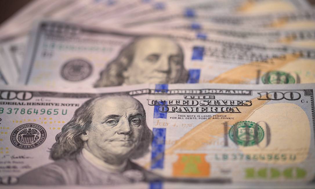 A cotação do dólar já deixou para trás a barreira dos R$ 5 Foto: Roberto Moreyra / Agência O Globo