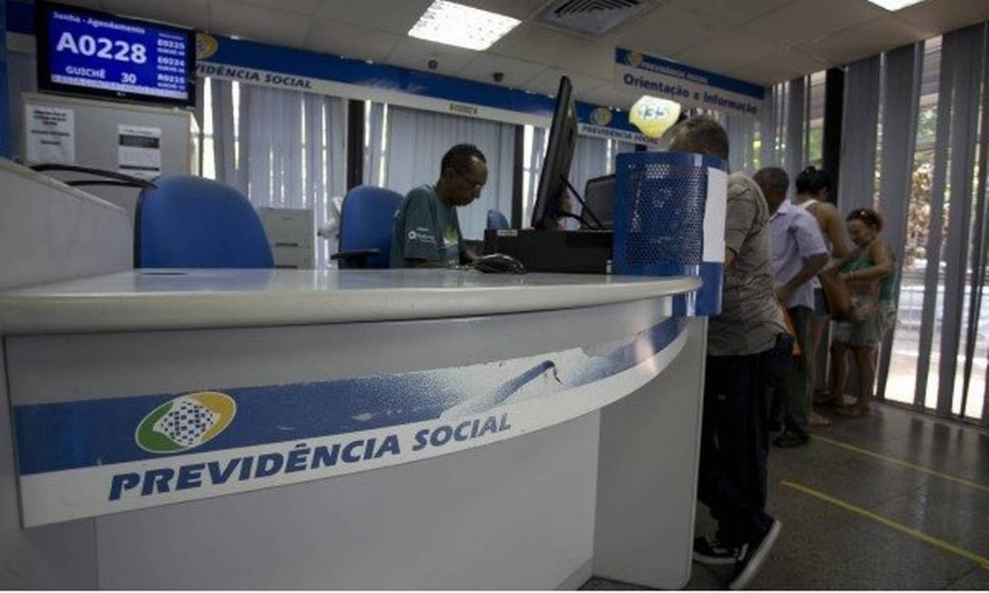 Agência da Previdência Social: INSS vai passar a cobrar valor de bancos e financeiras interessadas em explorar o consignado Foto: Márcia Foletto / Agência O Globo