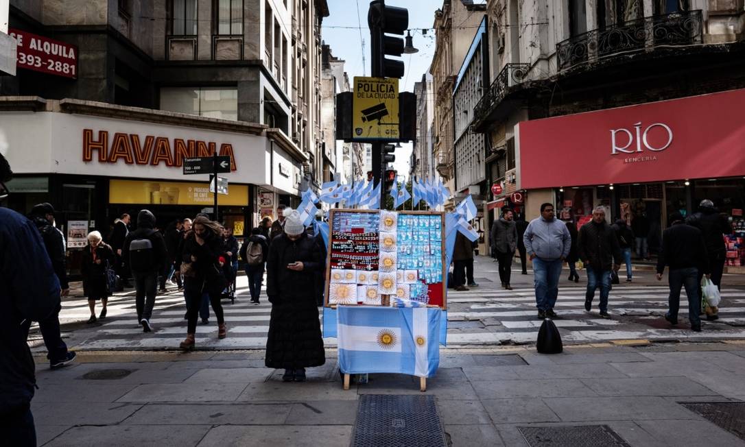 Movimento nas ruas de Buenos Aires: congelamento de preços anunciado pelo governo visa a conter a inflação de 50% Foto: Bloomberg