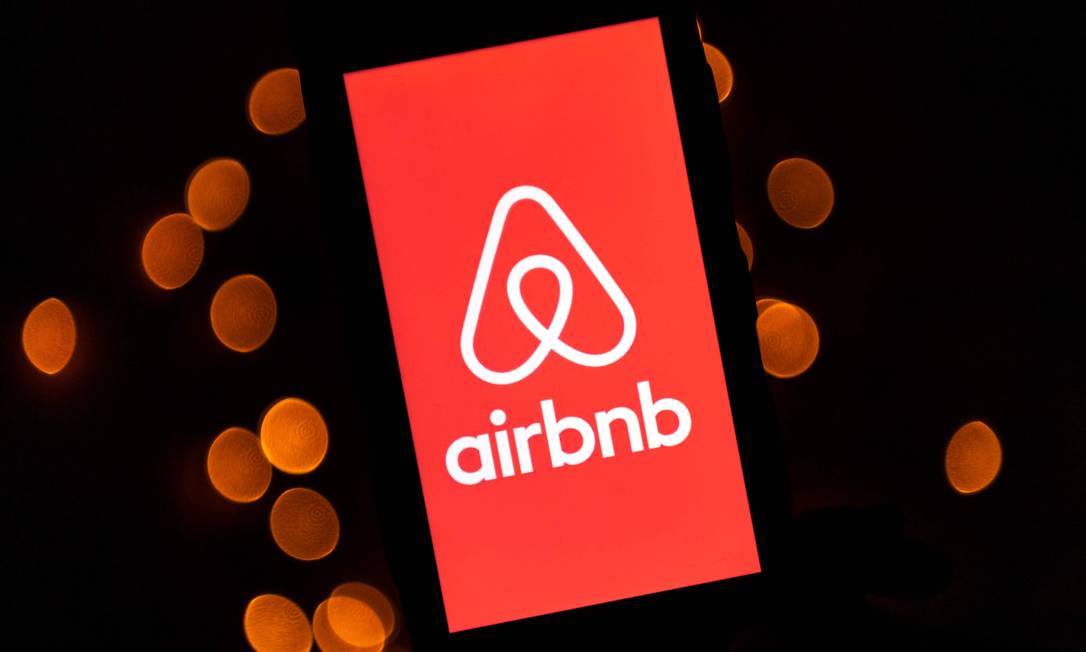Logomarca do Airbnb em smartphone: será possível fazer reserva com antecedência de um ano Foto: LIONEL BONAVENTURE / AFP