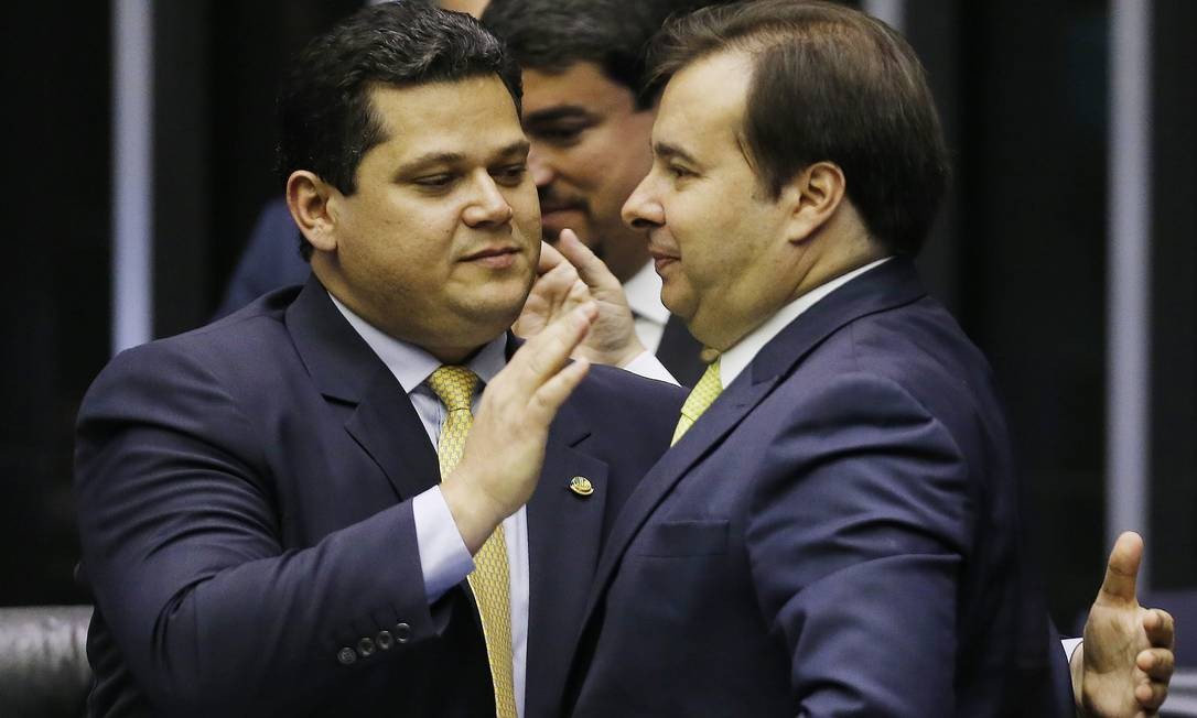 Presidente do Congresso, Davi Alcolumbre, e o presidente da Câmara, Rodrigo Maia Foto: Jorge William / Agência O Globo