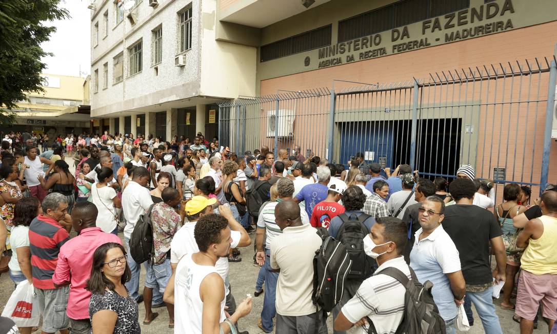 Fila no posto da Receita Federal em Madureira para regularizar o CPF na segunda-feira Foto: Gabriel de Paiva / Agência O Globo
