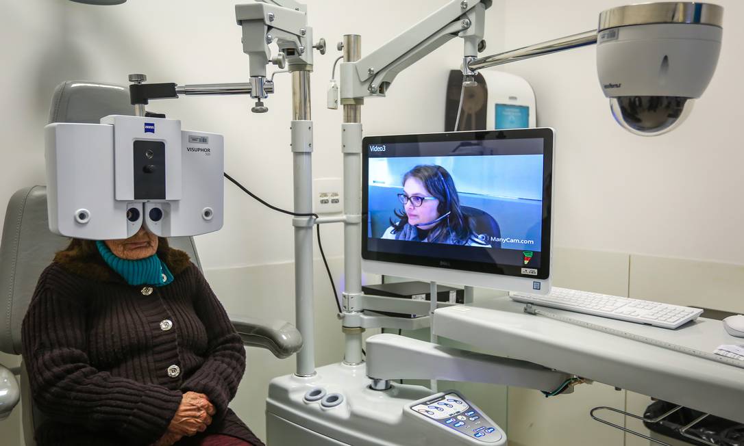 Paciente passa por consulta oftalmológica em Porto Alegre em programa de medicina a distância Foto: Marcos Nagelstein / Agência O Globo