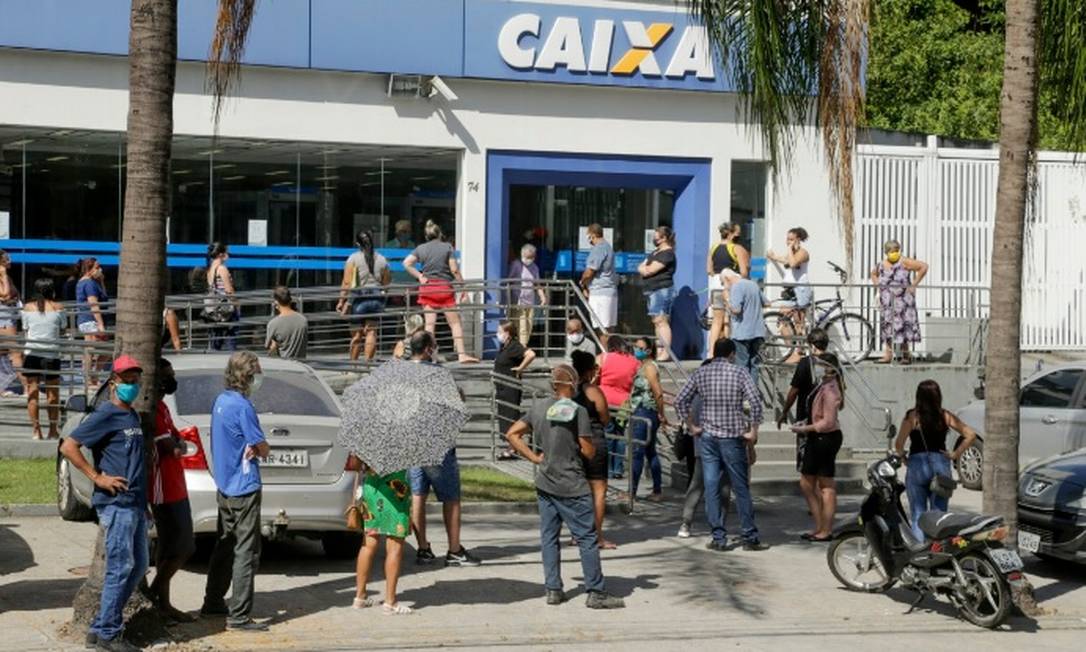 Trabalhadores fazem fila na porta da agênciada Caixa Econômica, em Jacarepaguá, para sacar o dinheiro do auxílio emergencial Foto: Gabriel de Paiva/Agência O Globo