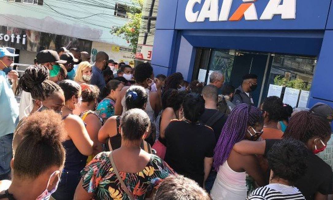 Trabalhadores fazem fila na porta da Caixa por Auxílio Emergencial Foto: Roberto Moreyra / Agência Globo