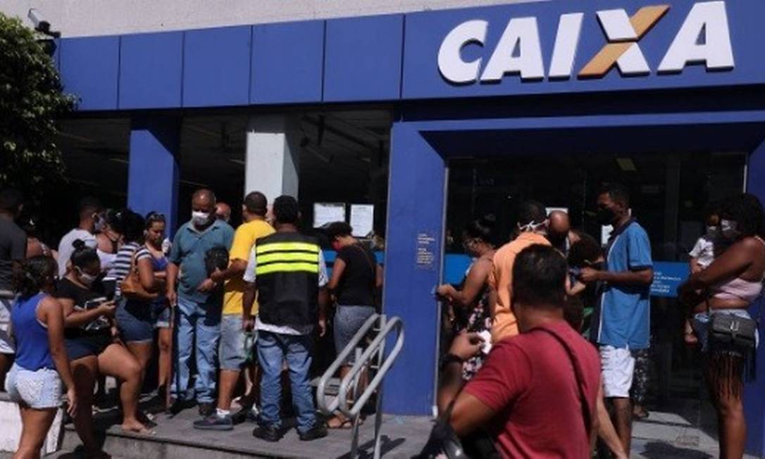 Pessoas em fila na Caixa Econômica da Rua Dias da Cruz, no Méier, na Zona Norte Foto: Fabio Motta /Agência O Globo