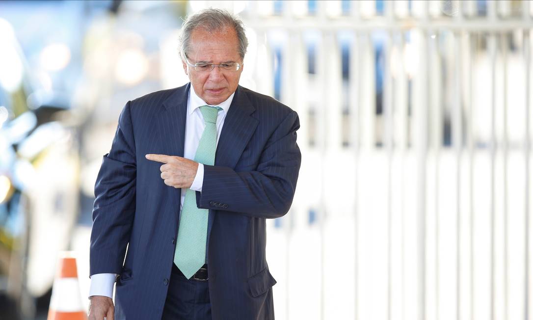 Ministro da Economia Paulo Guedes saindo do Palácio da Alvorada Foto: Ueslei Marcelino / Reuters