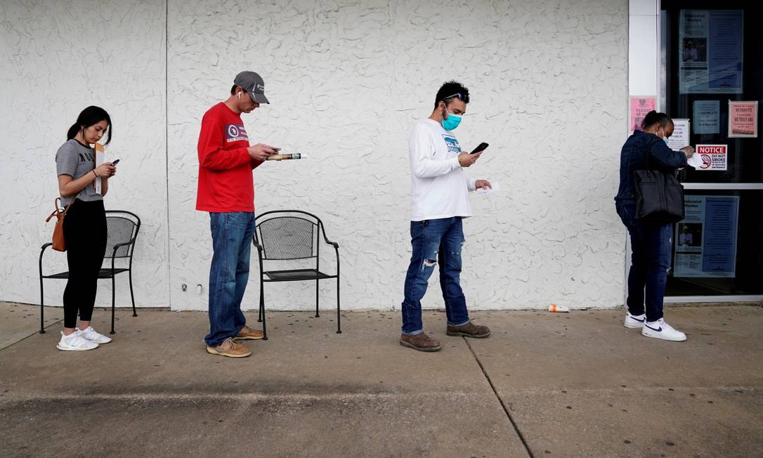 Pessoas que perderam os seus empregos em uma fila para um centro de trabalho em Fayetteville, no estado de Arkansas Foto: Nick Oxford / Reuters