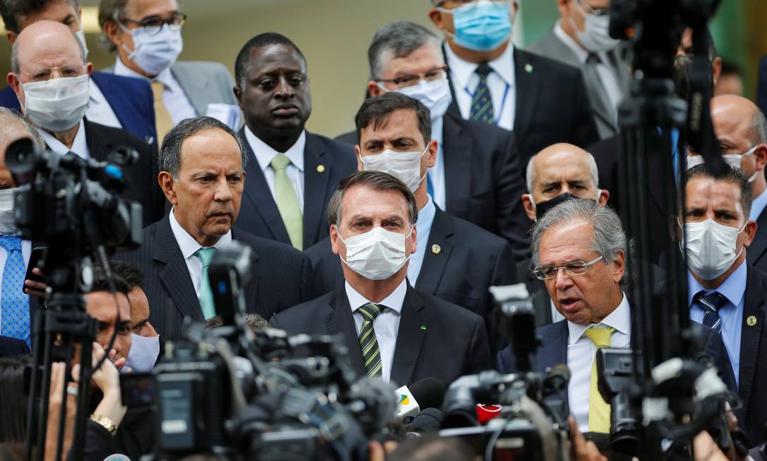 Bolsonaro fala com jornalistas após encontro com presidente do STF e ministros Foto: Adriano Machado / Reuters