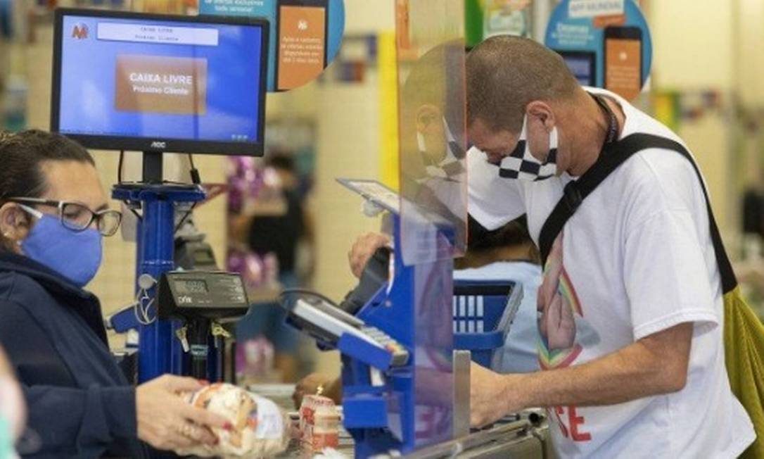 Os supermercados Mundial vão aceitar o pagamento pelo cartão de débito virtual da Caixa a partir de sexta-feira Foto: Ana Branco/Agência O Globo 