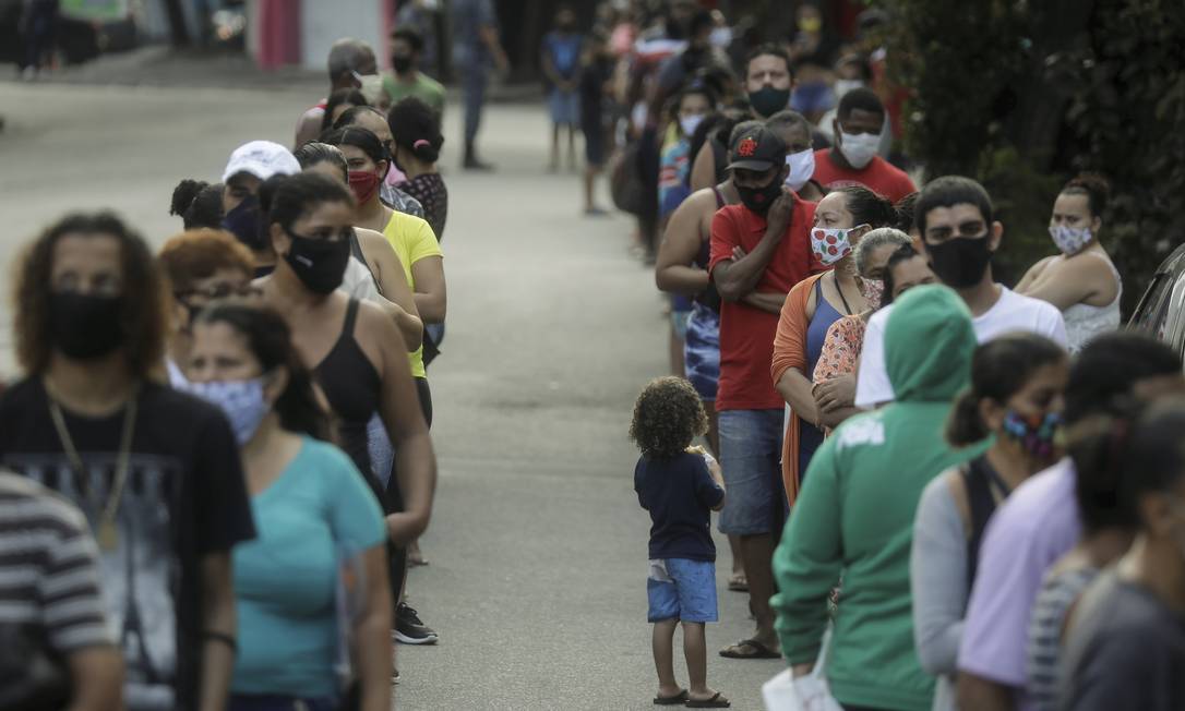 Na pandemia, população em busca de auxílio se junta em filas na Caixa Econômica Foto: Gabriel de Paiva / Agência O Globo