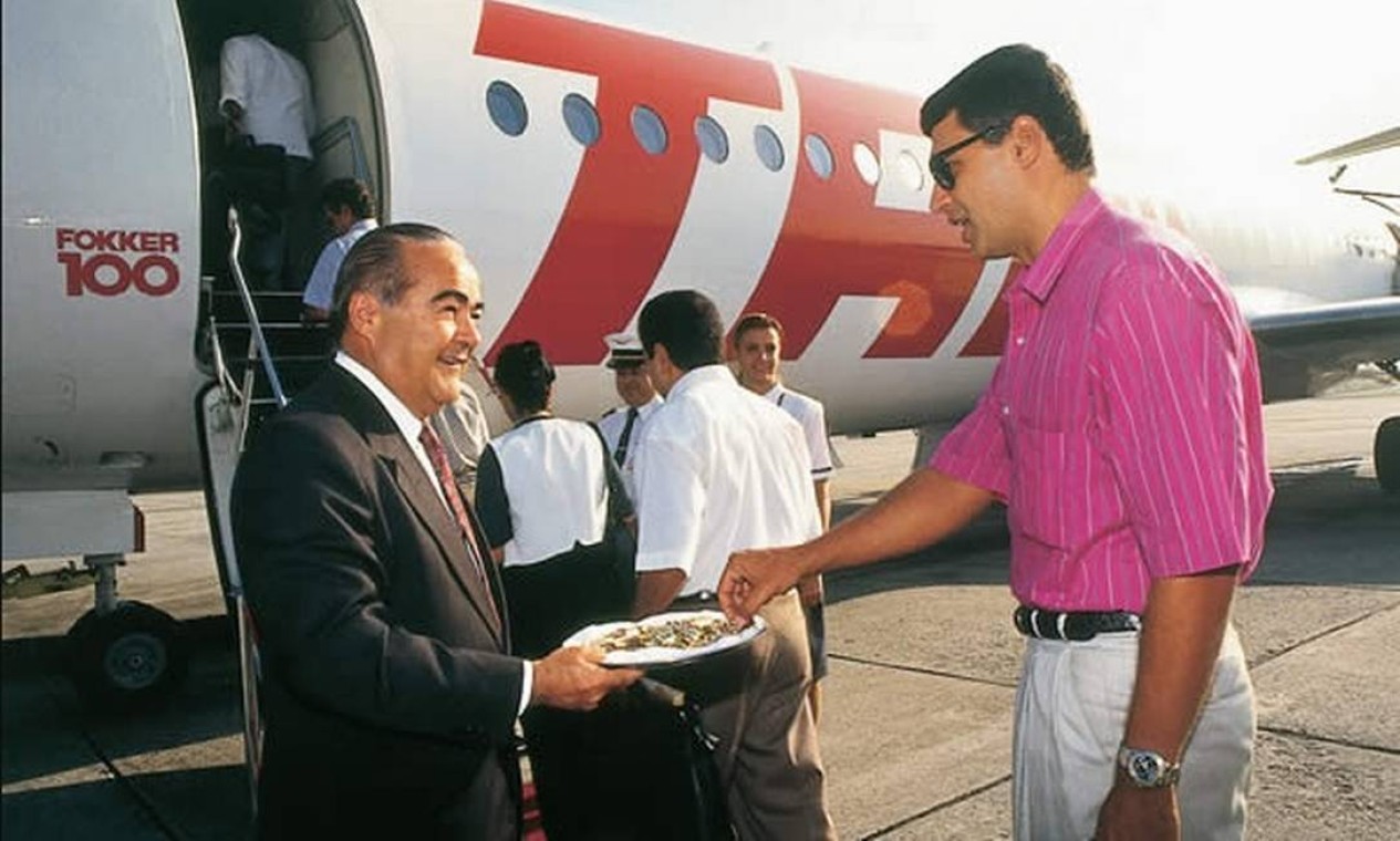 O comandante Rolim Amaro funda a TAM (Transportes Aéreos Regionais), em 1976. A presença do comandante na porta das aeronaves para recepcionar os passageiros e o inconfundível tapete vermelho no acesso à escada de embarque tornaram-se uma marca da companhia a partir de 1989 Foto: Divulgação
