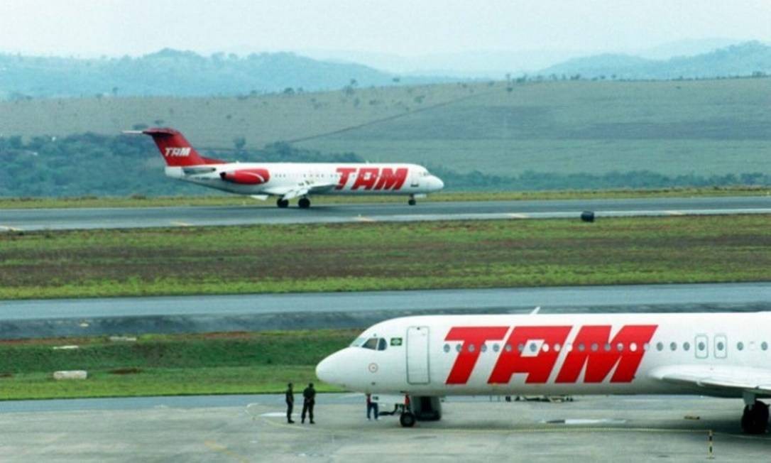 Na década de 90, a TAM adquiriu as aeronaves Fokker-100, que viraram um símbolo da empresa. Um acidente, em outubro de 1996, com esse modelo em Congonhas, que caiu logo após a decolagem e matou 99 pessoas, marcou a trajetória da empresa Foto: Arquivo