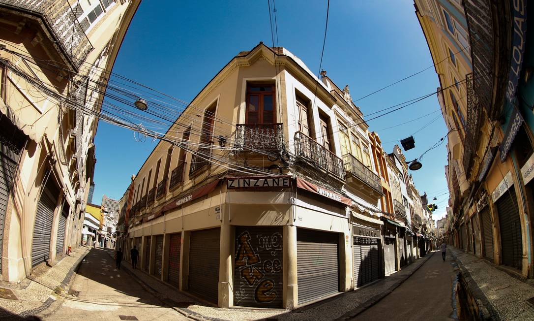 Lojas fechadas na Rua da Alfândega: o comércio foi um dos setores mais afetados pela pandemia Foto: Roberto Moreyra / Agência O Globo