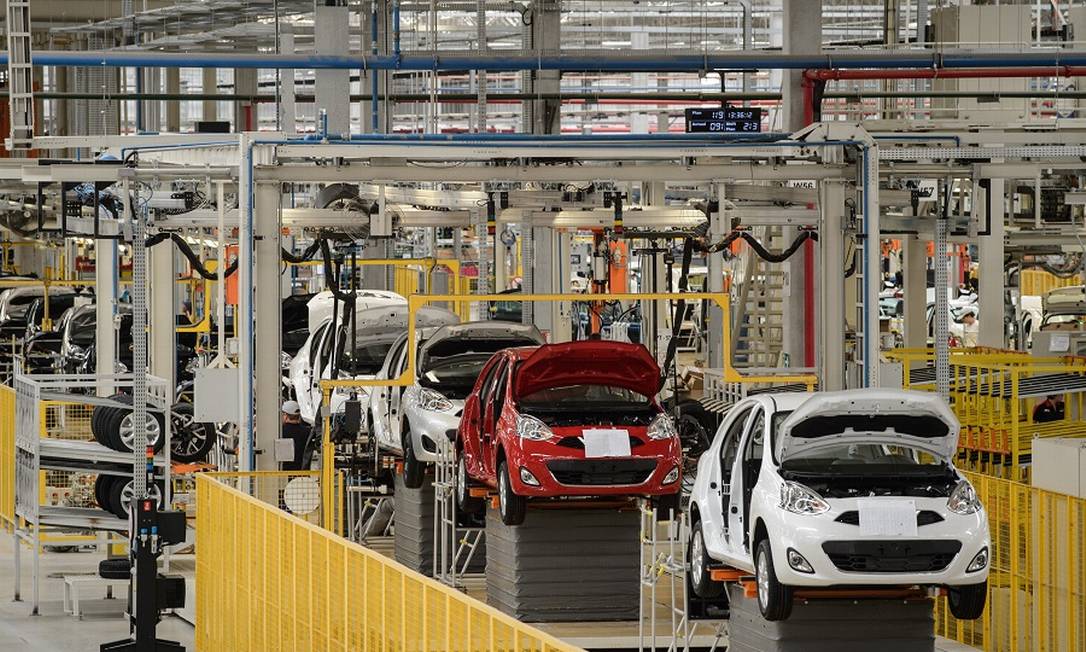 Fábrica da Nissan em Resende: desempenho da indústria está 13,5% abaixo do patamar de fevereiro, período anterior às medidas de restrição e isolamento Foto: Yasuyoshi Chiba / AFP