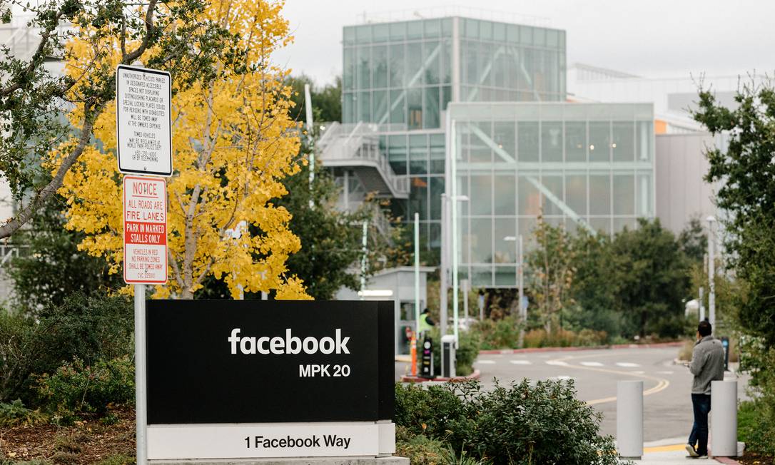 O campus do Facebook em Menlo Park, Califórnia: um esforço para pressionar o Facebook a reprimir o discurso de ódio levou dezenas de anunciantes a dizer que parariam de gastar com anúncios na plataforma Foto: Jason Henry / NYT