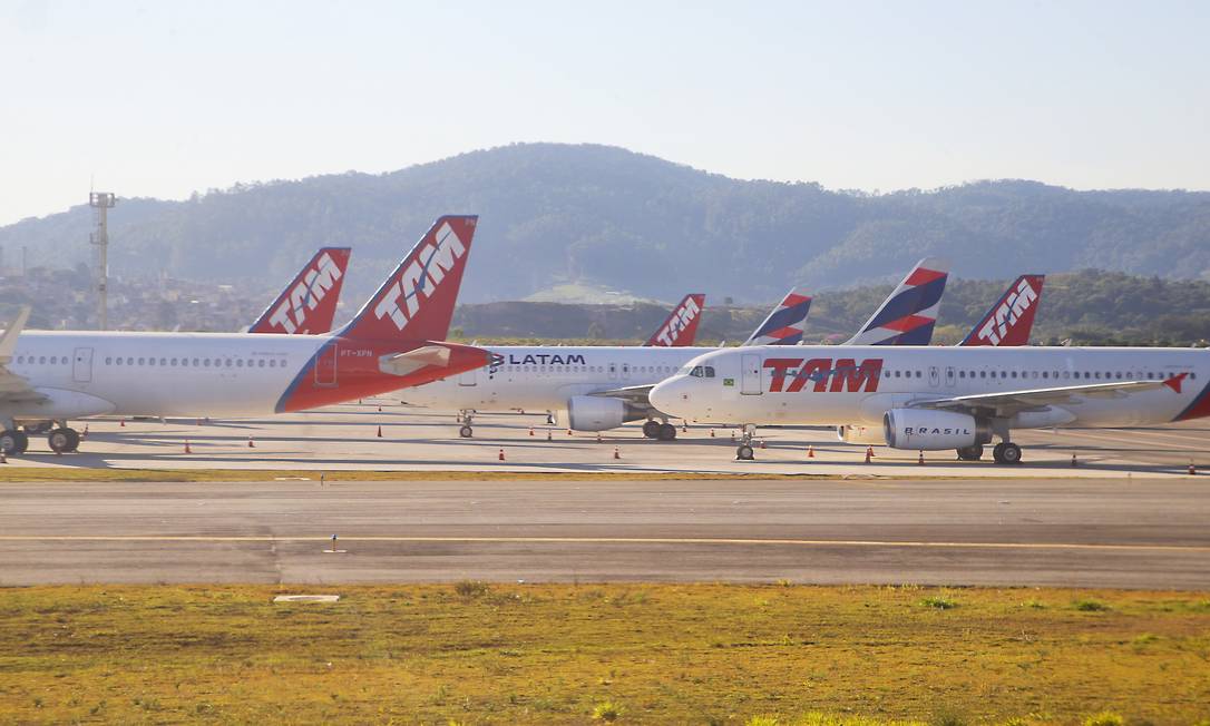 Aviões da Latam no estacionamento de aeronaves do aeroporto de Guarulhos Foto: Edilson Dantas / Agência O Globo