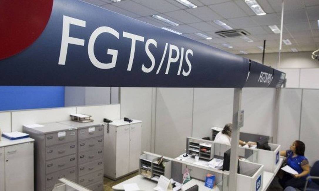 Governo vai distribuir R$ 7,5 bilhões do lucro registrado pelo FGTS entre os trabalhadores Foto: Guito Moreto / Agência O Globo