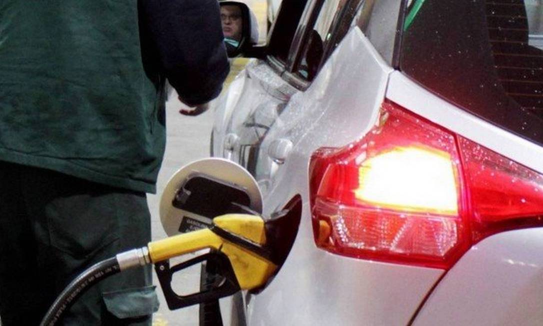 A partir de hoje, os preços da gasolina estão 4% mais caros nas refinarias da Petrobras Foto: O Globo