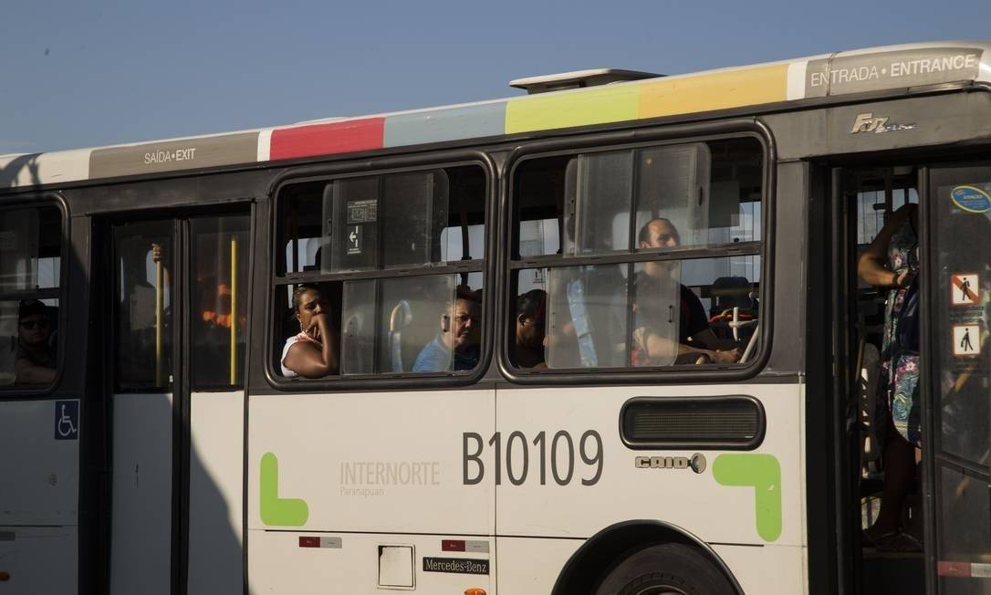 Obrigatoriedade de licitar linhas de ônibus atingiria 90% das operações intermunicipais do Rio Foto: Guito Moreto / Agência O Globo