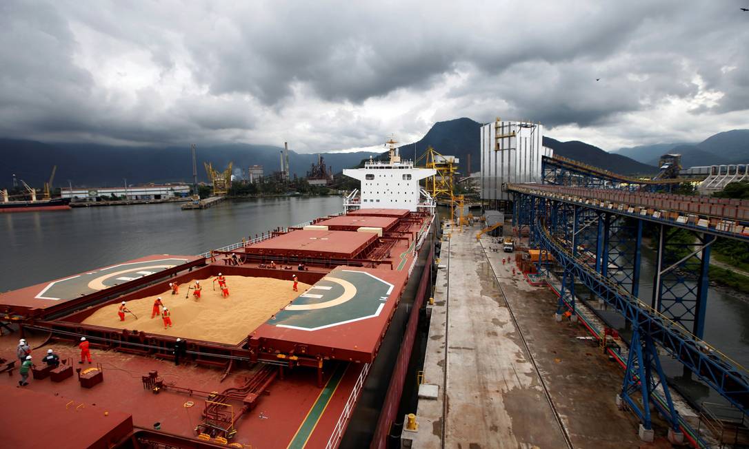 Navio sendo abastecido de soja no Porto de Santos Foto: Paulo Whitaker / Reuters