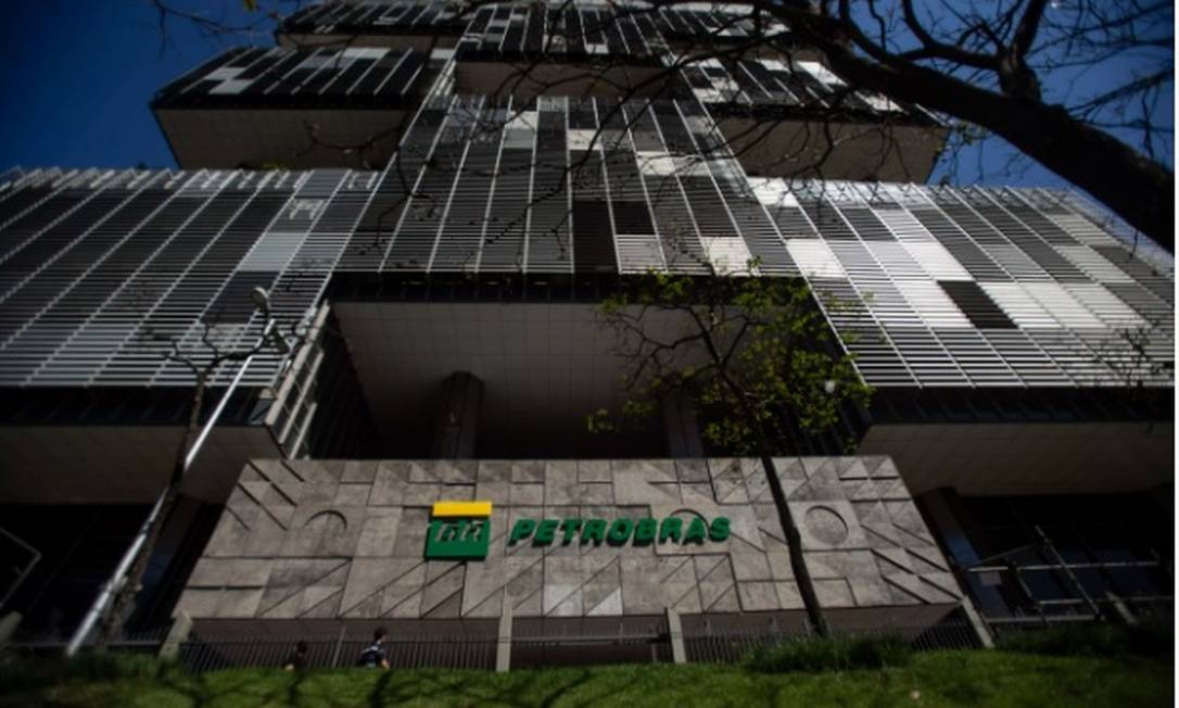 Polêmica. Promoção dada pela Petrobras de 2004 a 2006 a todos os funcionários foi considerada reajuste de salário Foto: Arquivo/Agência O Globo