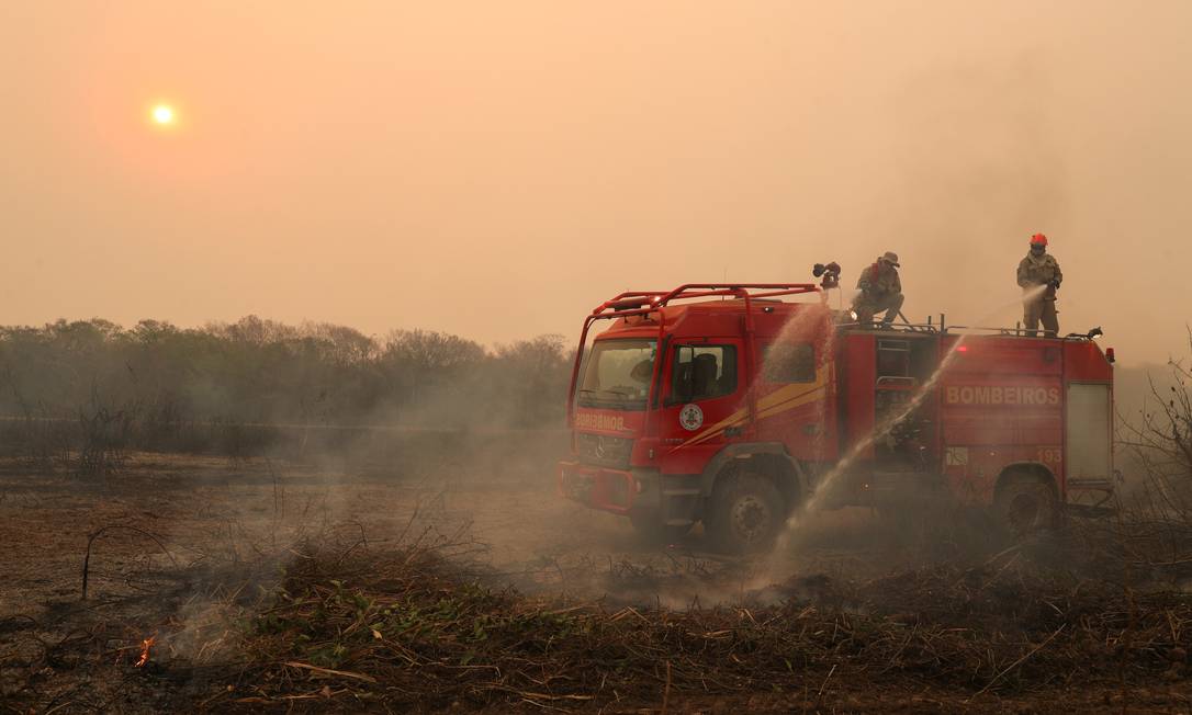 Bombeiros combatem incêndio em fazenda no Pantanal: países têm pressionado Brasil por queimadas Foto: Amanda Perobelli / Reuters