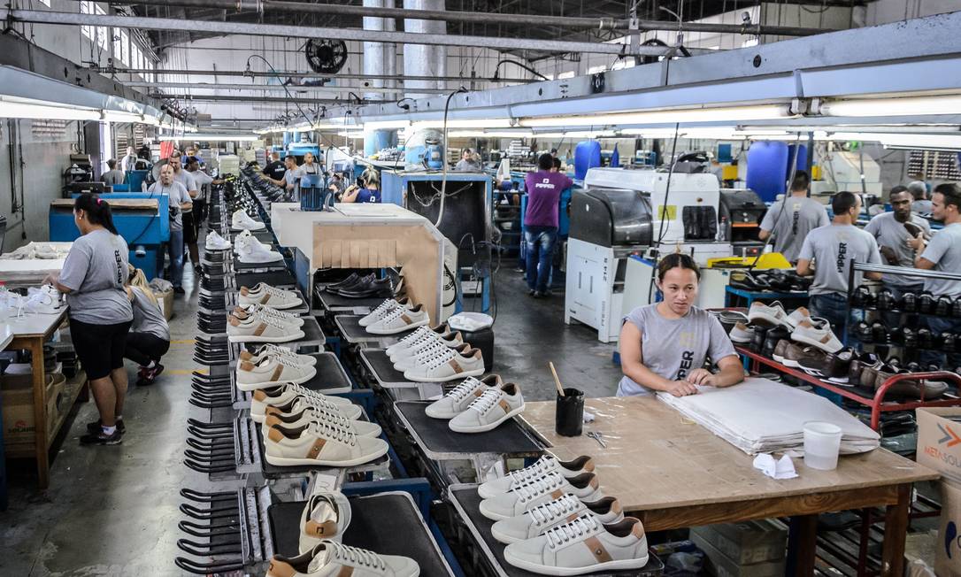 Fábrica de calçados em Franca, SP: produção industrial tem quarta alta seguida em agosto Foto: Agência O Globo