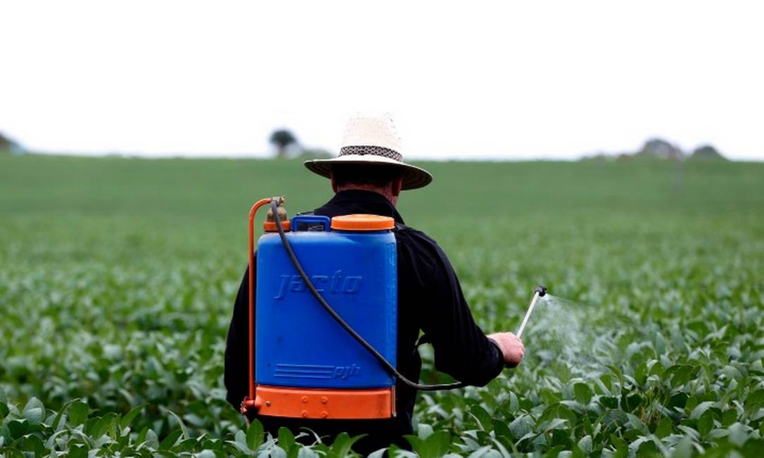 Paraquate é um herbicida de amplo espectro utilizado em praticamente todo o país para o combate a ervas daninas e também usado como dessecante em lavouras Foto: Michel Filho /Agência O Globo