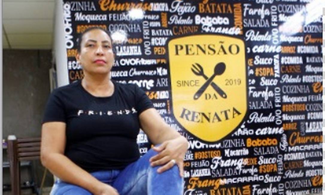 Renata Almeida de Souza, dona de uma pensão, teve que reduzir sua margem de lucro por causa do aumento no preço do gás e dos alimentos Foto: Guilherme Pinto / Agência O Globo